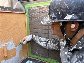 外壁の中塗り作業
